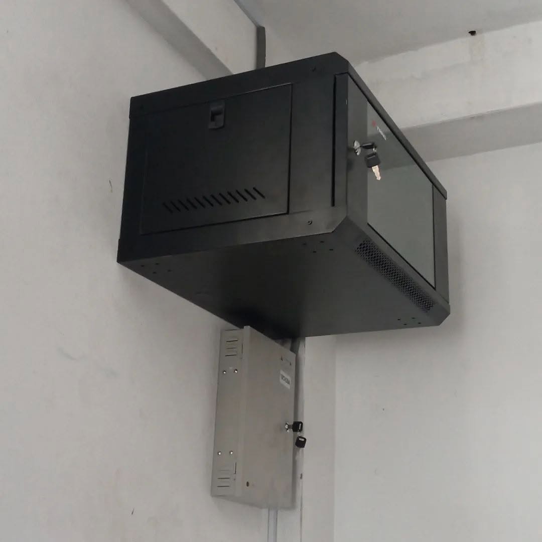 Rack de video instalado en pared por EJE Tecnología